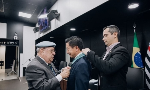 Médico condenado por estupro de sobrinha é homenageado por deputado